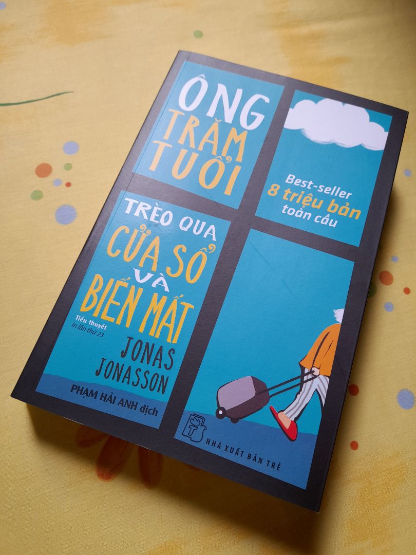 Đang đọc dở mà thích quá phải vào nhận xét ngay. 100 năm cuộc đời cụ Allan được tác giả gắn một cách khéo léo với những sự kiện chính trị xã hội thế giới. Và mặc dù cụ chả có tí hứng thú hay kiến thức gì về chính trị nhưng lần nào gặp nguy cụ cũng thoát nạn một cách thần kì, kiểu mèo mù vớ cá rán =))) (tuy cũng có vài lần ngoại lệ không được may mắn như thế) Những cuộc gặp gỡ với các vị lãnh tụ thế giới từ Tây Ban Nha, Mỹ, Trung Quốc, Nga, đến Triều Tiên đều rất hài hước. Mấy vị đó qua lời kể của cụ Allan không khác gì trò hề, nhất là cuộc gặp với Stalin làm mình cười xỉu. Đó chính là cách mà tác giả châm biếm mỉa mai về chính trị. Sách đã được chuyển thể thành phim, đọc xong nhất định mình sẽ tìm xem.