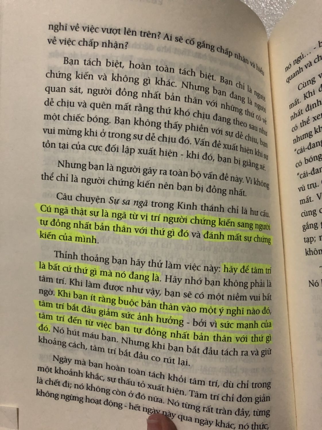 Đây là lần đầu mình đọc sách của Osho. Giọng văn khó đọc, nặng đầu, buồn ngủ là những gì xảy ra với mình ở những trang đầu tiên. Nhưng mình vẫn cố gắng đọc thì những trang sau lại vô cùng cuốn hút, những triết lý của tác giả như khiến bản thân mình được khai sáng. Niềm vui - nỗi buồn, hạnh phúc - khổ đau,... đừng cố gắng phủ nhận hay phán xét chúng. Hãy quan sát những gì đang xảy ra bên trong chúng ta, những cảm xúc đó là gì?; chứng kiến nó trôi qua, chấp nhận và tiếp nhận chúng như vốn dĩ chúng phải là như vậy, học cách chuyển hoá thay vì chối bỏ, kìm nén chúng.
Tiki giao hàng nhanh, đóng gói tốt, sách đẹp. Mình hoàn toàn hài lòng.