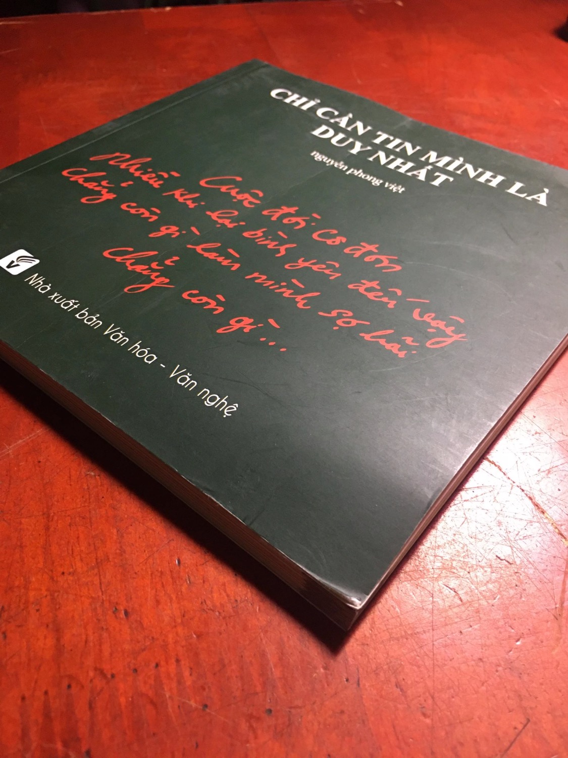 Mình đã nhiều lần mua ở Tiki rồi, nhưng hôm nay nhận được sách rất thất vọng. Trang bìa của mình có nếp gấp, các mép sách cũng không đều. Nhìn như sách cũ vậy đó