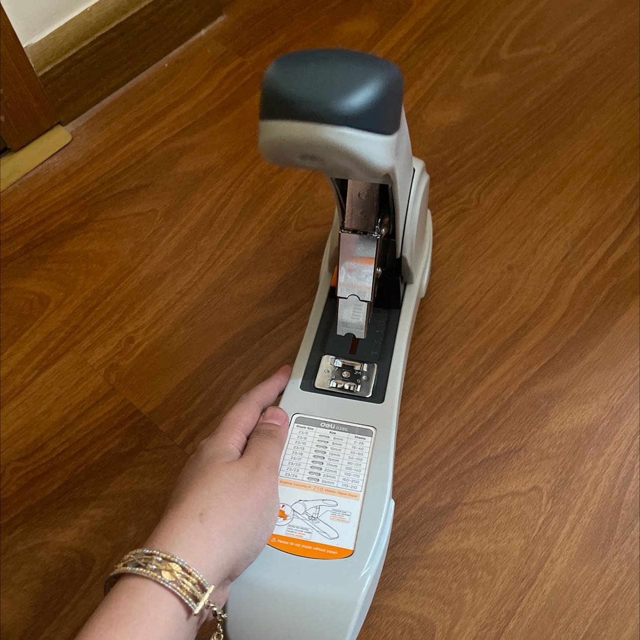 Sản phẩm của deli thì sử dụng khá nhiều loại rồi, đa phần đều chất lượng tốt, dụng cụ bấm kim nhỏ gọn, nhẹ, dễ vận chuyển, có trợ lực nên đóng tập dày cũng nhẹ nhàng hơn. Các chi tiết đều hoàn hảo, có nút bấm đẩy ngăn kim ra, điều chỉnh được vị trí nhẩn kim