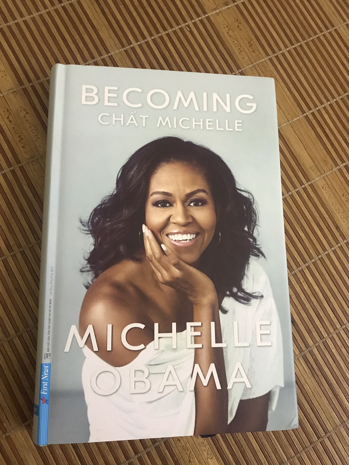 Mik săn được giá giảm đến 50% nên vui lắm còn được tặng thêm một cuốn biên niên cô đơn tổng cộng hết 190k miễn phí ship luôn vui quá trời định sẽ cho 5 sao nhưng lúc nhận hàng về hơi buồn xíu vì sách bị móp ở góc( như hình) nên chỉ cho 4 sao 
Mong tiki sau sẽ cẩn thận hơn trong việc đóng gói sách
Về nội dung hàng vừa mới nhận nên mình ch đọc, ch thể nhận xét