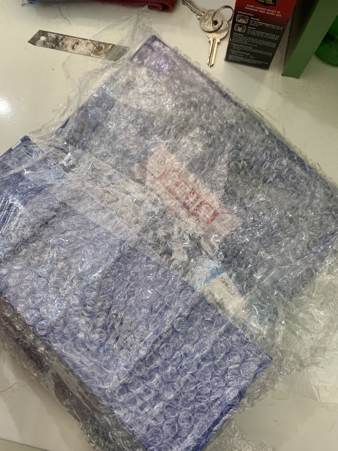 Đặt màu GHI mà shop giao màu XANH.