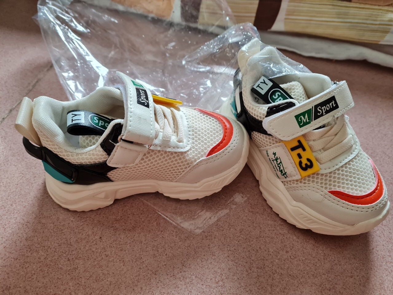 Hài lòng 90%. Kiểu dáng đẹp, tương đối mềm. Nhưng mình thích trắng tinh mà đây trắng ngà. Bé mình chân dài 13,5 mà mua số 22 vừa luôn. Tính ra thì size giày hơi nhỏ