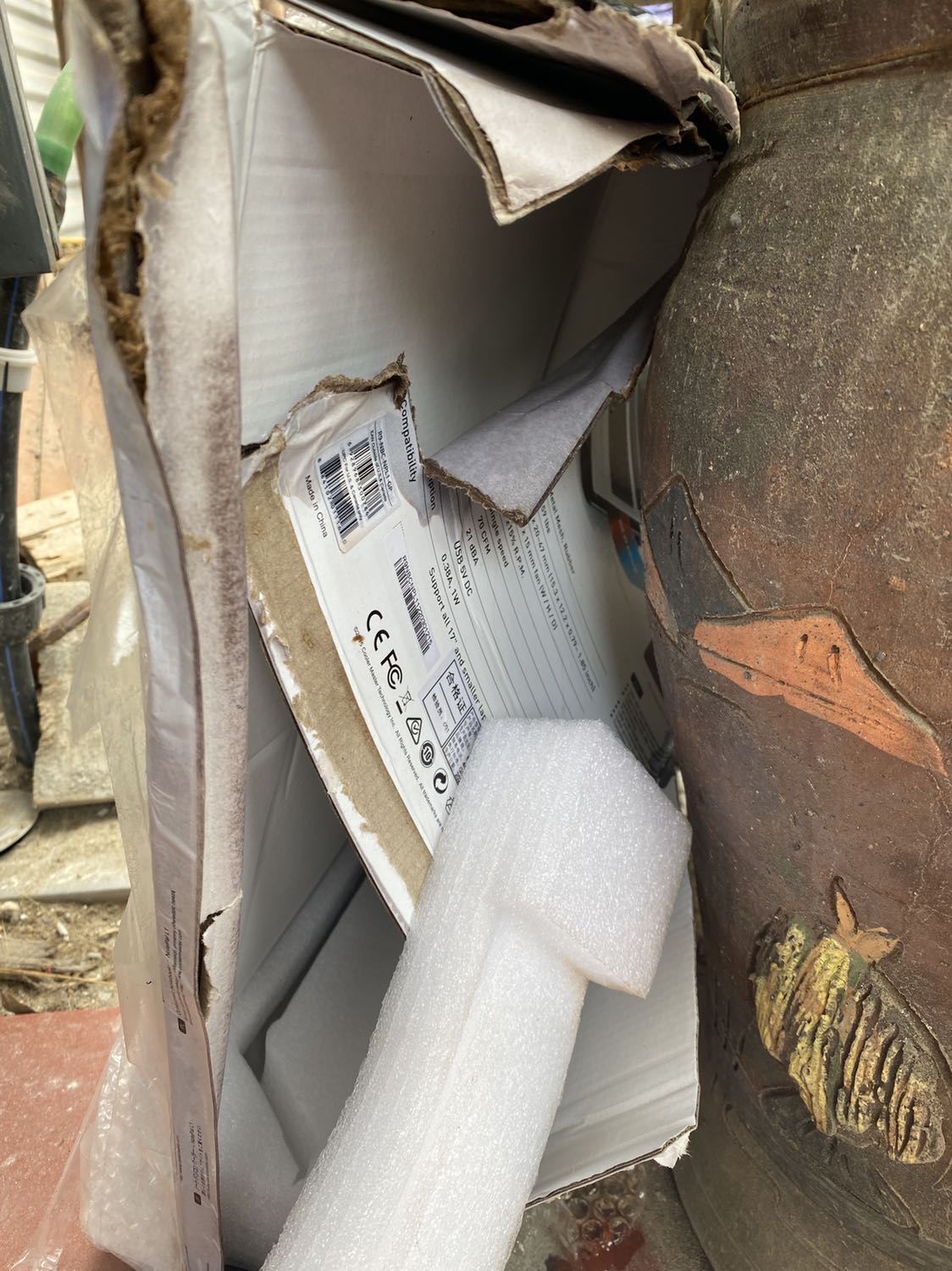 Hộp giao hàng lẫn nước giặt ướt hỏng hết hộp