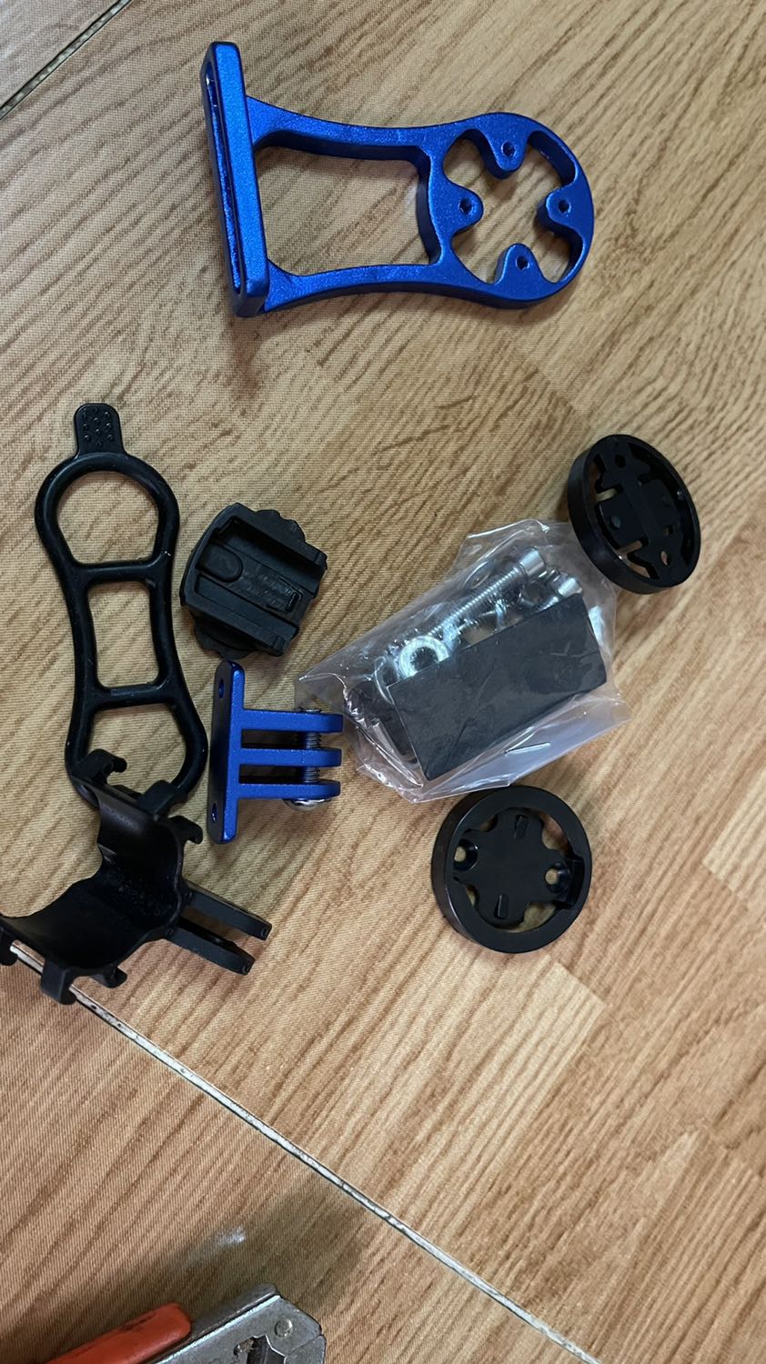 Hành chất lượng tốt đúng như hay hình ảnh, camera không thể gắn trên giá đờ tay cầm xe vì khi xe chạy sẽ bị run lắc, hình ảnh quay được sẽ không thể sử dụng được, bòi này chỉ có thể để gắn đèn thôi không dùng được cho camera dù giá đở vẫn gắn được camera