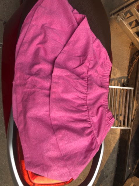 Chất liệu mềm, mát, dày dặn. Mình muốn đặt váy có quần bên trong nhưng váy này lại k có. Hơi thất vọng nhưng vì chất liệu váy ổn nên vẫn nhận hàng