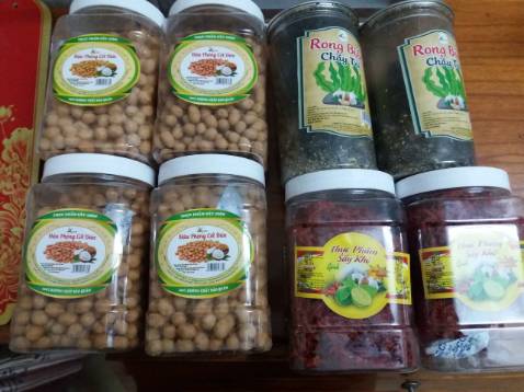 Tôi không đồng ý với sự coi thường khách hàng của shop. Đơn tôi đặt là 2KG ĐẬU PHỘNG SẤY TỎI ỚT THƯƠNG HIỆU SK FOOD nhưng shop giao cho tôi là 2 KG ĐẬU PHỘNG CỐT DỪA. Nhà tôi không thích món này. Shop làm phí tiền của tôi.