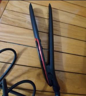 Máy làm nóng nhanh, nhiệt tốt. có 4 mức nóng dễ lựa chọn. Dùng cho salon hay ở nhà đều rất tốt vì thiết kế hay chất liệu đều rất tốt, hàng chất lượng. Nút bật máy và chỉnh nhiệt nằm bên trong nên bạn nào mua màu đen sẽ có thể khó tìm nếu ko quen dùng máy là ép như này. 
Dây khá dài nên uốn ép đều tiện lợi, công nghệ ptc và chất liệu bàn là máy bằng gốm Tourmaline sẽ giúp là ko bị rít và chống hư tổn tóc tuyệt đối nha các chị em. vì mình làm tóc nên mình cần 1 chiếc máy như này, dùng được lâu dài và an toàn cho khách.
máy đẹp trông sang chảnh nên mình rất thích, giá mình mua cũng rất tốt, hàng chuẩn chất lượng mà sales rất rẻ , mình làm salon, nếu nhập máy này về cũng hơn ba trăm 1 chiếc rồi. rất hài lòng nha. Thankssss