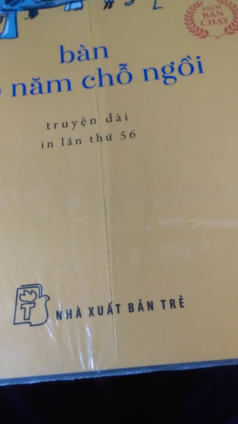 Không bàn về nội dung vởi vì cuốn sách này mình dùng để tặng . Tuy nhiên khá bất ngờ và buồn vì trên bìa sách có vết cắt . Mong TiKi sẽ chú ý hơn trước khi đóng gói sản phẩm ạ