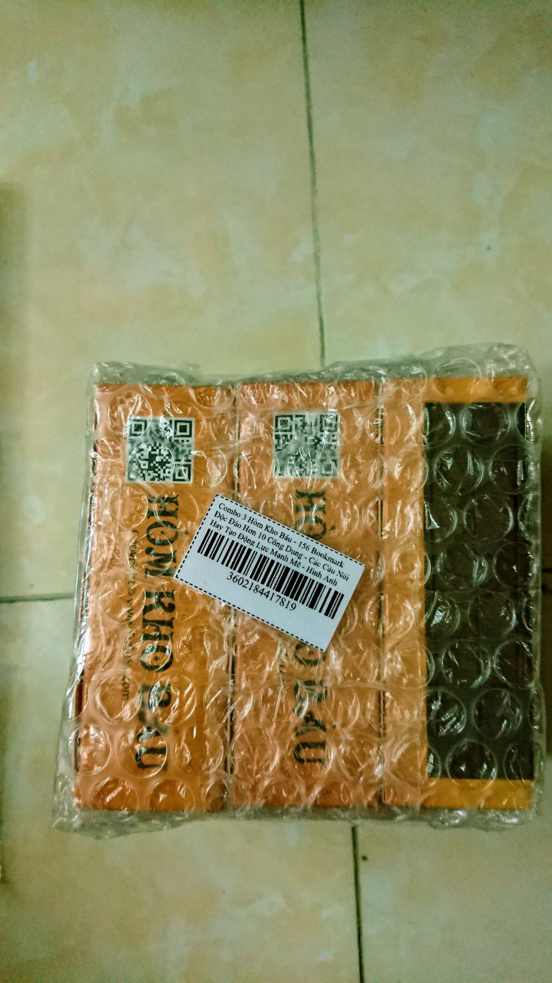 Cuối cùng tiki cũng nhập hàng ,trước mình có mua bộ 2 hộp giờ mua tiếp bộ 3 hộp. 
Về hình thức thì bộ 3 hộp cũng 52 thẻ 1 hộp nhưng bộ 3 hộp lại dày hơn 1/3 hộp cũ, vỏ hộp rộng hơn dễ bỏ vô lại.
Màu sắc, câu từ cũng không khác biệt lắm.
Giá 1xxk giảm thêm 10k.