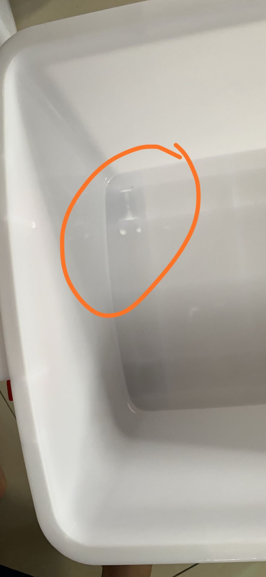 Mình đi công tác nhờ người nhà nhận hộ sản phẩm. lúc về thì thấy sản phẩm lỗi như hình. Tuy nhiên do đã quá 48g nên tiki ko xử lý đổi trả được. Khá thất vọng khi buộc phải sử dụng sản phẩm lỗi này.