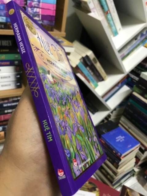 Sách mỏng. Bìa bắt mắt. Một màu tím ngút ngàn, đẹp đến mức chỉ muốn cắt bìa, đóng khung, treo vào phòng ngủ. 

Nghe mấy cây đa cây đề trong nhóm sách Hội Văn Học Kinh Điển khen và đánh giá cao tập truyện cổ tích này của văn học Đức nên mua về đọc thử.

Hy vọng là cả 5 truyện ngắn đều hay. 

Giờ tớ đọc đây. Nếu các bạn ghét đợi review, mua luôn đi. Sách của Kim Đồng thì giá siêu “hạt dẻ”, thêm mã flash sales nữa, giá chỉ còn bằng tiền mua 1 ổ bánh mì. À, nếu so giá bánh mì Huỳnh Hoa  ở đường Lê Thị Riêng, thì tiền mua Huệ Tím chỉ mua được nửa ổ thôi nha.