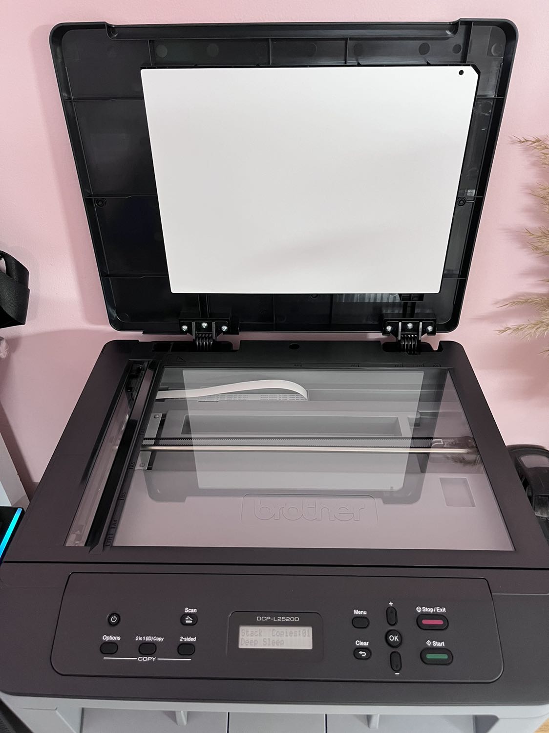 Máy thiết kế đẹp, gọn, mực in sắc nét, khi in hơi ồn xíu, phù hợp với văn phòng nhỏ hoặc làm việc tại nhà. Chỉ tiếc là lúc đặt thấy để tặng ram giấy a4 nhưng lên đơn ko có. Còn lại ok.