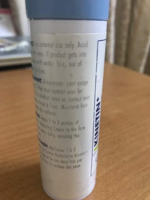 Tu luc mua toi gio chua toi 2 thang Ma chu tren chai nhoe het 1/2, dat biet cho so Lot bay han mau luon.
Mac du chai nay toi ko xai moi ngay, gio nhin lai chai thay Hoan mang qua, ko biet Hàng gi nua
