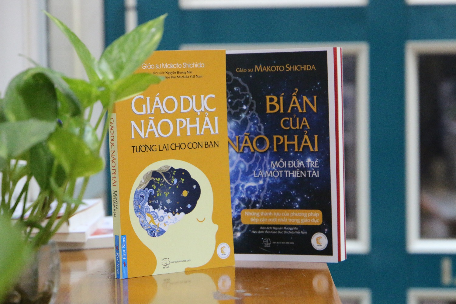 Mình mua cuốn này cùng lúc với cuốn "Bí ẩn của não phải" của Shichida. 
Phải nói rằng, đây là 2 cuốn sách hay hướng dẫn các công cụ/phương pháp giáo dục con cái. Những kiến thức trong đó được tác giả tổng hợp rất bài bản và chi tiết, dễ đọc và áp dụng (cuốn Bí ẩn não phải có khó hơn chút) và không thiếu những ví dụ thực tế để người đọc dễ hình dung và có thêm động lực khi áp dụng các phương pháp giáo dục con.
Thực sự, những gì tác giả viết trong 2 cuốn sách rất cần thiết, rất thiết thực với việc giáo dục sớm cho trẻ: từ việc yêu thương, sự lắng nghe, lời khen ngợi & ghi nhận, việc rèn luyện kỷ luật, sự kiên trì cho trẻ hay cả việc phân tích não bộ, các phương pháp học tập hiệu quả, vai trò của hình ảnh, âm nhạc và ngôn ngữ... Những thứ đó đều rất tuyệt vời với giáo dục sớm cho trẻ từ 0-8 tuổi, đặc biệt trong bối cảnh giáo dục Việt Nam hiện nay.