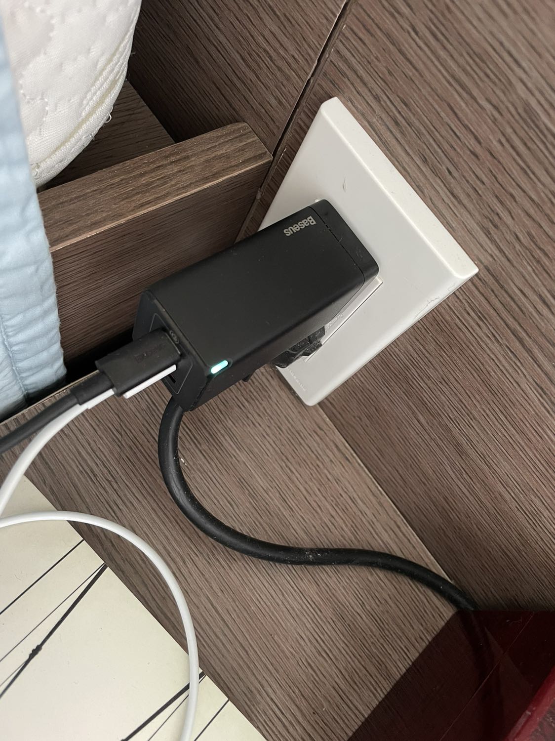 Xài rất thích. Nhỏ gọn, đẹp và sạc được cho các laptop máy tính bảng mình đang sử dụng. Không quá nóng khi sạc.