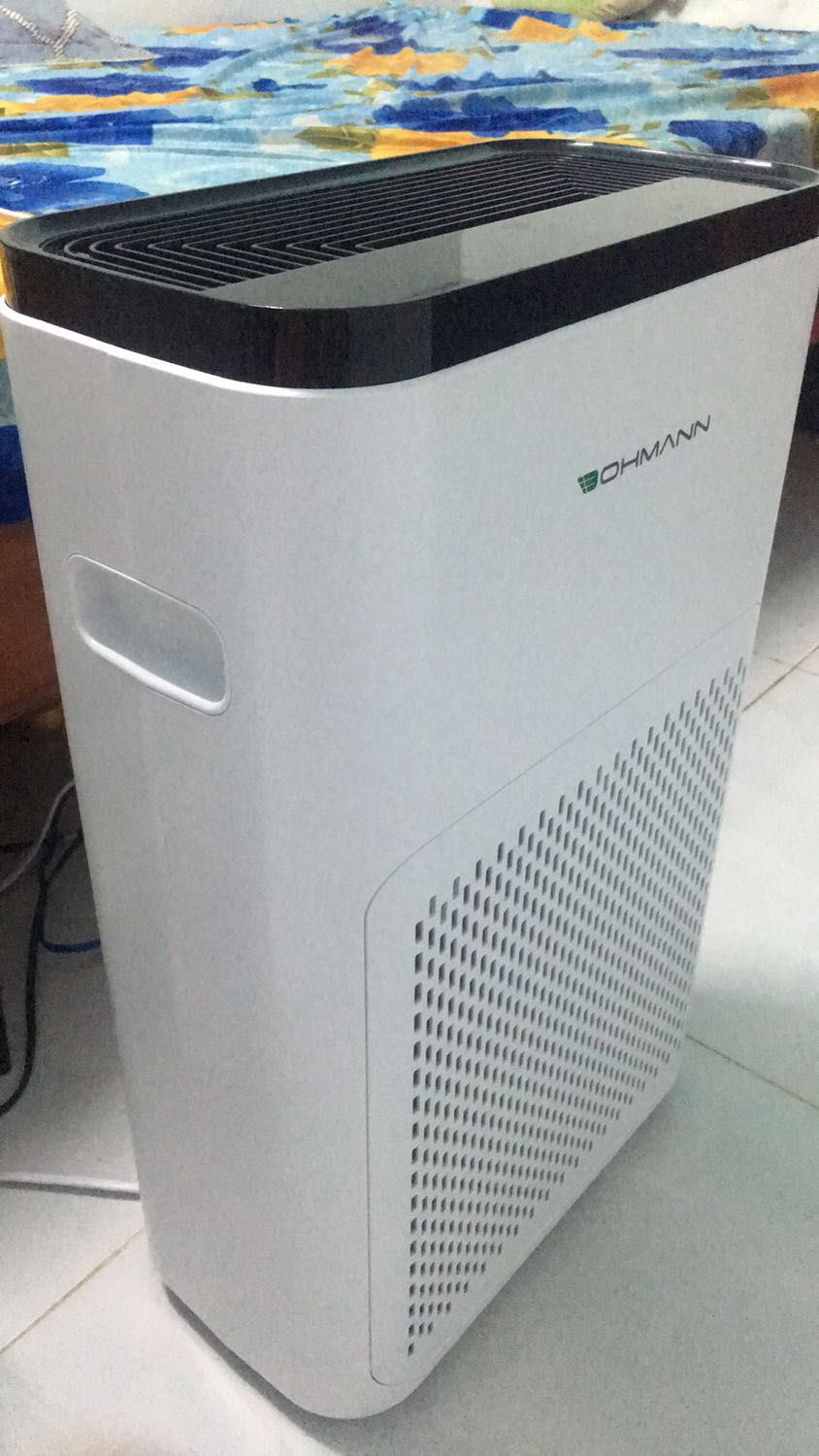 Máy đẹp đóng gói cẩn thận. Lọc cũng khá xịn sò lắc nghe có hạt mình đoán là hạt hút ẩm. Điểm trừ để không được 5 sao là cho remote mà ko kèm pin, quạt bật số 3 thì ko được mượt lắm nghe nó hơi giật giật, còn các số khác thì hoàn toàn êm ái, điểm + là màn cảm ứng. Giá 2tr thì con này quá ok