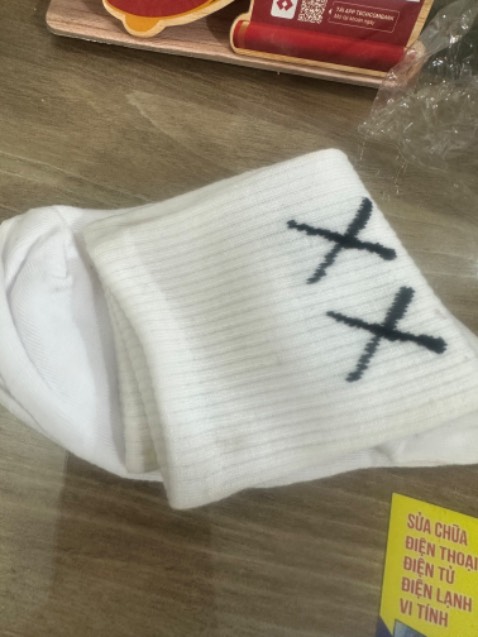 San phẩm đùi thì mỏng , tắt  trắng thì bị ố vàng cũ , rất ko hài lòng