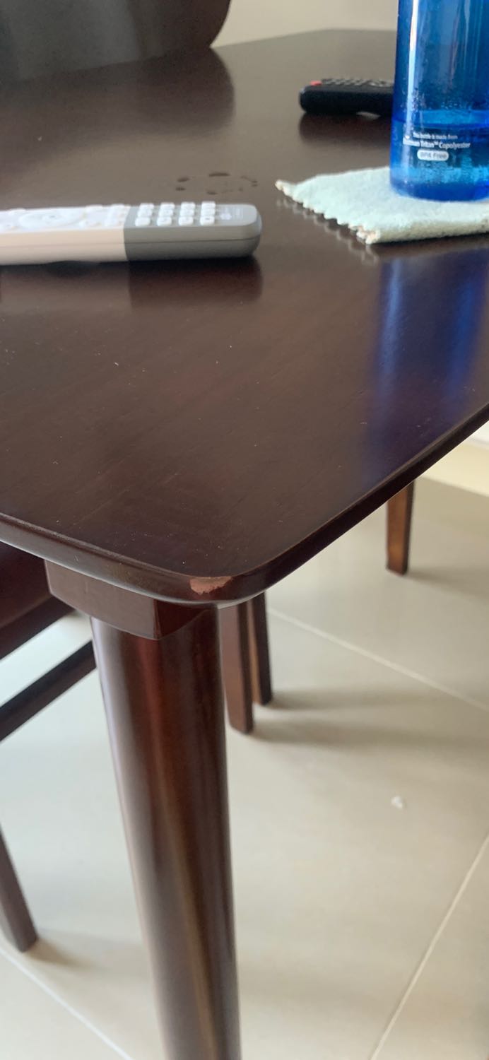 Sản phẩm giống với quảng cáo, mùi sơn (giống như mùi xăng vậy) nồng nặc, khó chịu qua nay chưa hết, có 1 số vết trầy tróc gì đó không biết lý do là gì