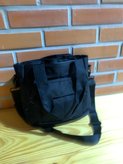 Túi chắc chắn, nhiều ngăn, đựng được nhiều đồ nhưng vẫn khá gọn gàng, kiểu dáng đơn giản dễ sử dụng. Giá lại phải chăng nữa! Ủng hộ shop!