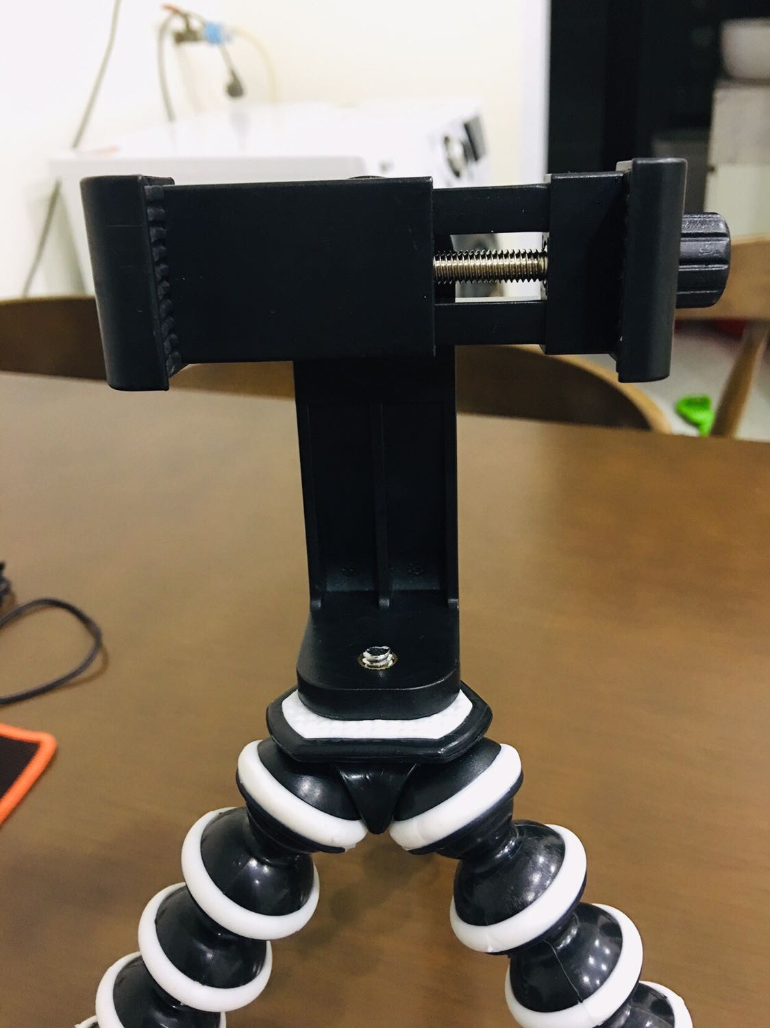 Sản phẩm ổn trong tầm giá, giữ chặt. Hàng giá này thì không thể chống rung rồi, còn lại thì không có gì để chê.