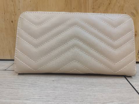 Ví nhiều ngăn rất tiện.. chỉ may rất đẹp ..chất da mềm mịn rất ok ... Luôn ủng hộ shop nha !