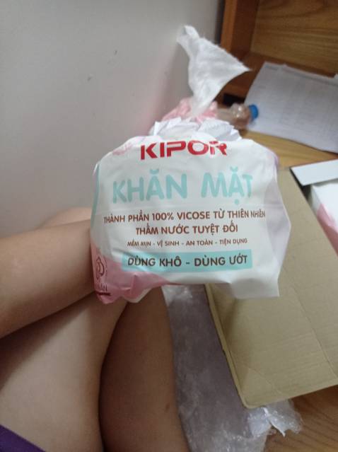 Chất liệu rất mềm mịn, dày dặn, nặng cuộn to gấp đôi loại hồng của trung quốc
Nguồn gốc rõ ràng
Không mùi, không xơ
Tiện dụng lắm. Giá cao hơn loại trung hồng chút nhưng chất lượng gấp đôi, nên mua nhé