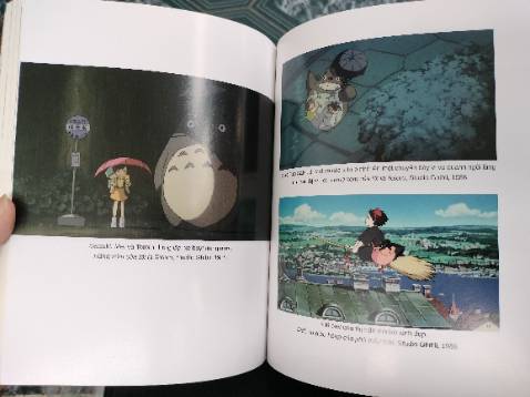 Khổ sách nhỏ hơn mình nghĩ, xoè cả bàn tay là ôm trọn. Còn lại thì tốt tốt, ngoài hình đen trắng ở từng chương (về các bộ phim dấu mốc của Miyazaki), thì còn có một tập hợp ảnh màu ở giữa sách~ bạn nào mê Ghibli hay muốn đi vào vào thế giới phim của Ghibli thì nên mua cuốn này nhen.