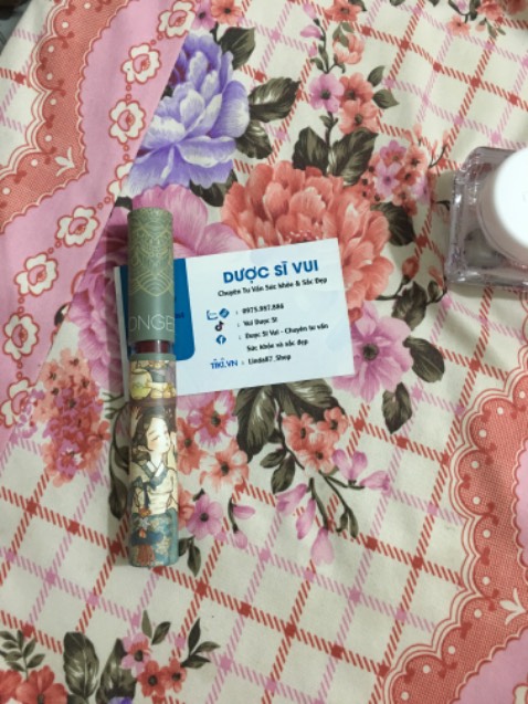 Cảm nhận lần đầu thấy chất kem mịn, không bớt dính. Thấm nhanh. Huy vọng sẽ đồng hành với dòng này lâu dài. Cảm ơn shop đã tặng mình cây son rất đẹp