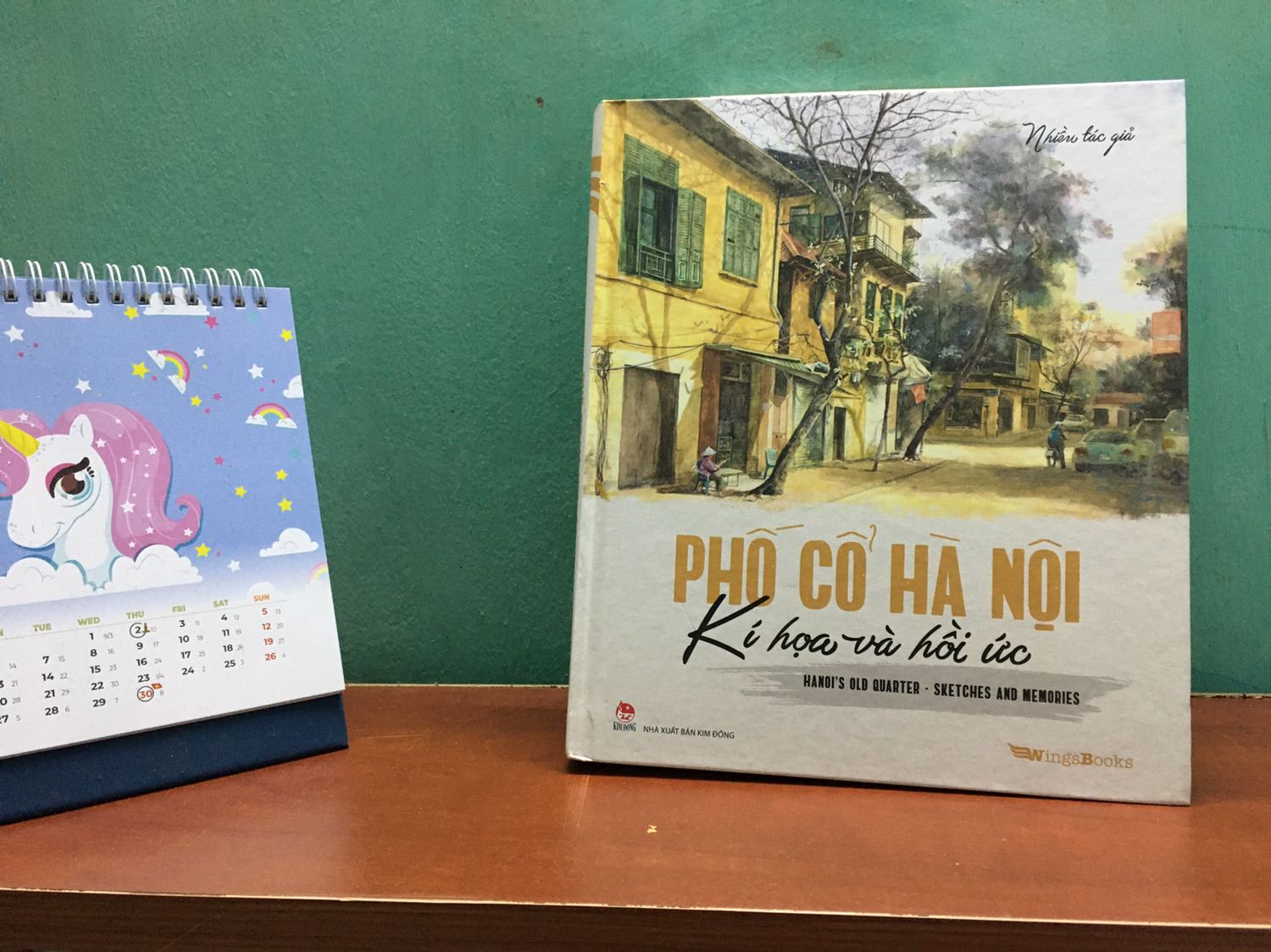 Đúng như tên, ngoài những bài viết về phố cổ cuốn, sách còn rất nhiều kí hoạ màu, đen trắng từ các tác giả chuyên lẫn không chuyên. Qua mỗi bài viết, kí hoạ chúng ta không chỉ hiểu hơn về phố cổ, về Hà NỘi... mà còn giúp chúng ta gắn bó và thêm yêu thành phố. Một cuốn sách đẹp, giá trị dành cho những người đang sống, làm việc hoặc  lỡ phải lòng thành phố nghìn năm văm hiến này.
Sách có phần song ngữ khá hay, phù hợp dành cho người nước ngoài muốn hiểu/học tiếng Việt. Còn với một người Việt thì không cần lắm :)))

Nói chung mình hài lòng. Tiki giao hàng cũng khá nhanh!