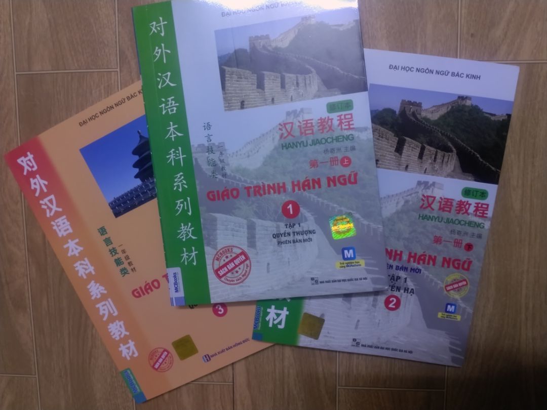 bìa sách rất đẹp ạ, giao hàng trong mùa dịch mà nhanh chóng quá, mình rất ưng. có điều sách trình bày ko khoa học lắm, chỗ cần chú ý thì ko có dấu hiệu gì đặc biệt, với cả chữ phiên dịch tiếng anh in rất mờ, khó chịu cho mắt lắm ạ. 
tóm lại là 4 sao nhưng vì giao hàng nhanh trong lúc mk đang cần nên cho 5 sao