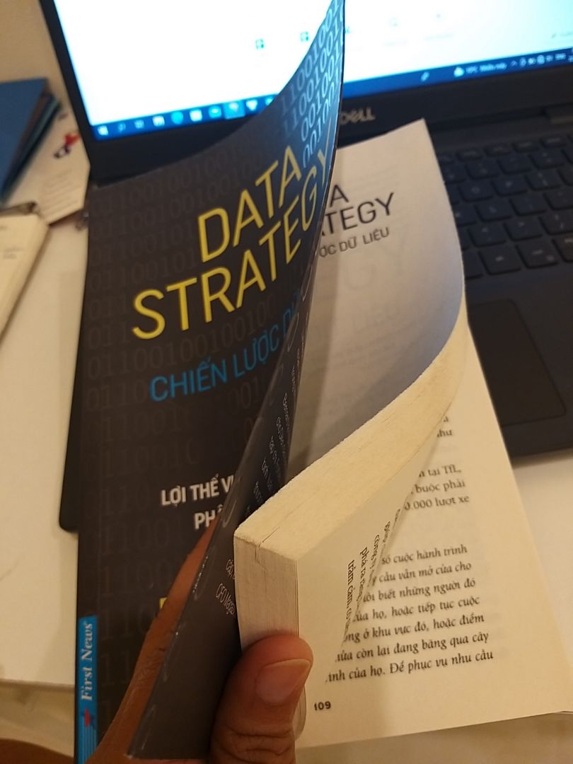 Giao hàng nhanh
Sách nhìn cũ, giấy mỏng, màu giấy ngã vàng 
Mép sách xén cạnh nhìn xơ giấy, rất tệ :((