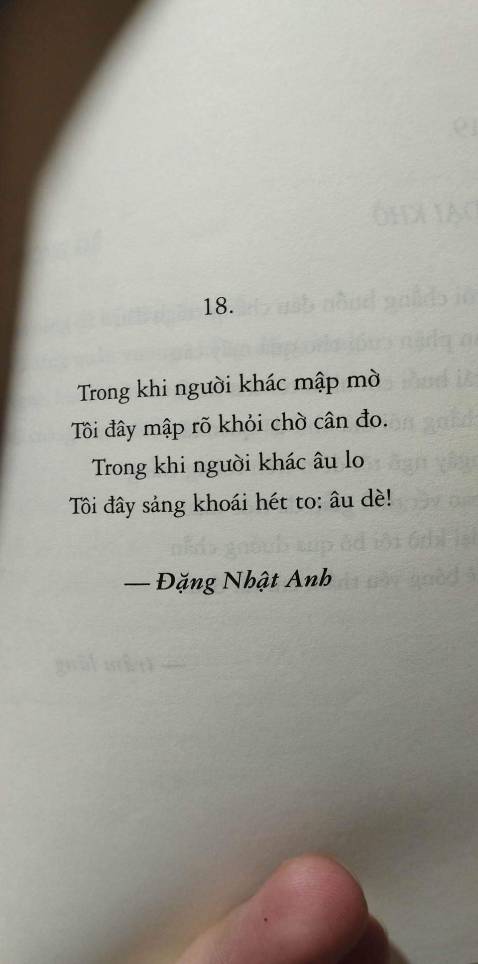 Mình từng đọc cuốn Thương rồi. Thiết nghĩ lần này nhóm sẽ lọc bài kĩ hơn nhưng không. Bài hay thì vẫn có nhưng mà không cần mong đợi nhiều nha, vì đây là tổng hợp thơ từ group đa số bạn tay ngang. Nhiều bài nhạt thếch mà vẫn đưa vào cho dày:v Thực sự mình không muốn đọc lần 2 luôn. Mà cho hỏi bài mình chụp lên có phải thơ không mà dùng từ hỏi chấm quá?