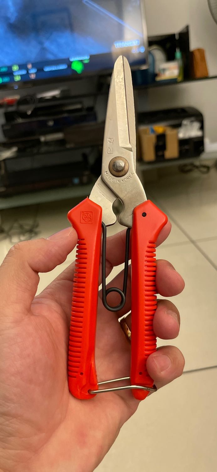 Kéo dùng ổn, phần nhựa hoàn thiện tốt, lưỡi kéo sắc bén, tuy nhiên phần lưỡi kéo hoàn thiện chưa tốt. Giá 194k là cao đối với mình, tầm 100k thì chấp nhận đc