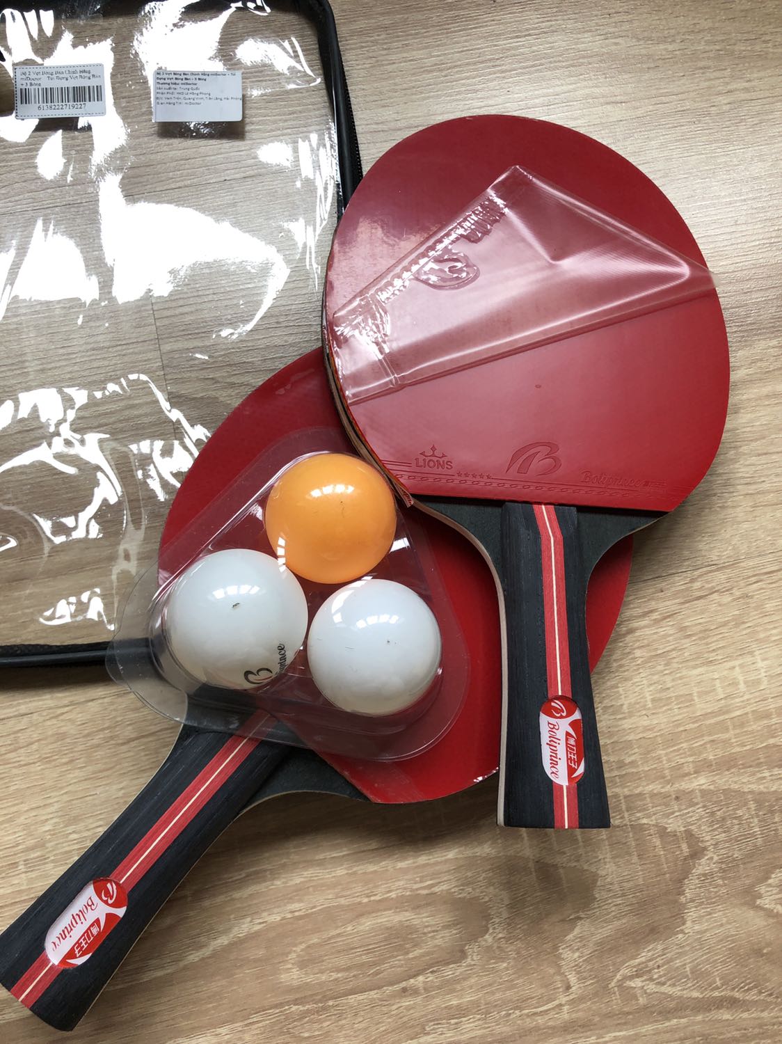 Vợt bóng ổn trong tầm giá, cho trẻ con làm quen. Túi đựng đẹp, Tuy nhiện phần dán vợt vẫn có tí lỗi như hình, sửa đc