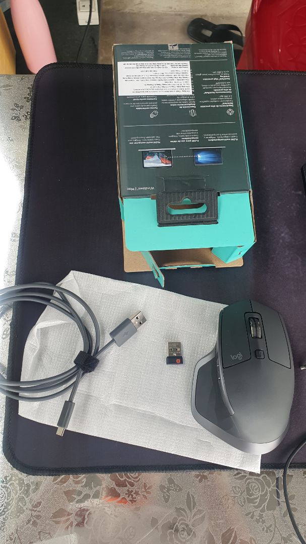 Sản phẩm cũ, đã qua sử dụng, không có tem bảo hành. Hộp cũng bị cũ, bị dán nhiều lần băng keo chỗ mở hộp, không có hộp nhựa để đựng chuột. Mã sản phẩm và mã trên hộp không giống nhau. Sản phẩm bị trầy phần đế.