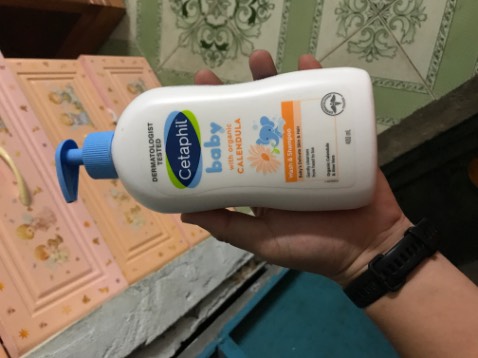 Sản phẩm này là mẫu mới nhưng hương thơm không giống mẫu cũ, chất lượng có vẻ giảm hơn so với mẫu cũ. Nói chung về sản phẩm tạm ổn