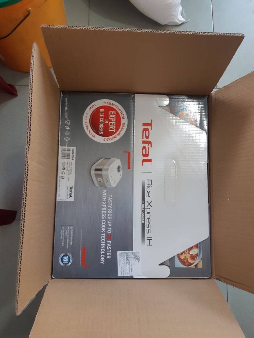 giao hàng rất nhanh. chỉ 2 ngày so với hệ thống báo là 7 ngày.
menu tiếng việt sắp xếp dễ dùng.
vỏ nhựa cứng cáp. cách điện tốt ko phải lo như vỏ nhôm.
cảm ứng nhạy.
mấy bạn nấu gạo mắc tiền thì theo hướng dẫn trên bao gạo để chọn cài đặt nồi nấu cho đúng thì mới ngon nhé.

hâm giữ nóng lâu thì có đọng ít nước. nhưng cơm nóng liên tục thì ko có chuyện thiu đâu. 
menu cài đặt có cho điều chỉnh thời gian nấu.