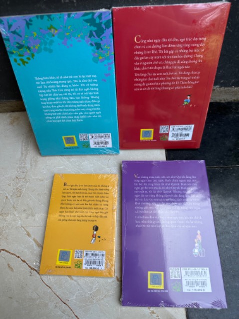 Chưa bóc seal ra đọc nhưng cho 5 sao vì sách đẹp + chính hãng có tem cào tích điểm nè Chưa bóc seal ra đọc nhưng cho 5 sao vì sách đẹp + chính hãng có tem cào tích điểm nè