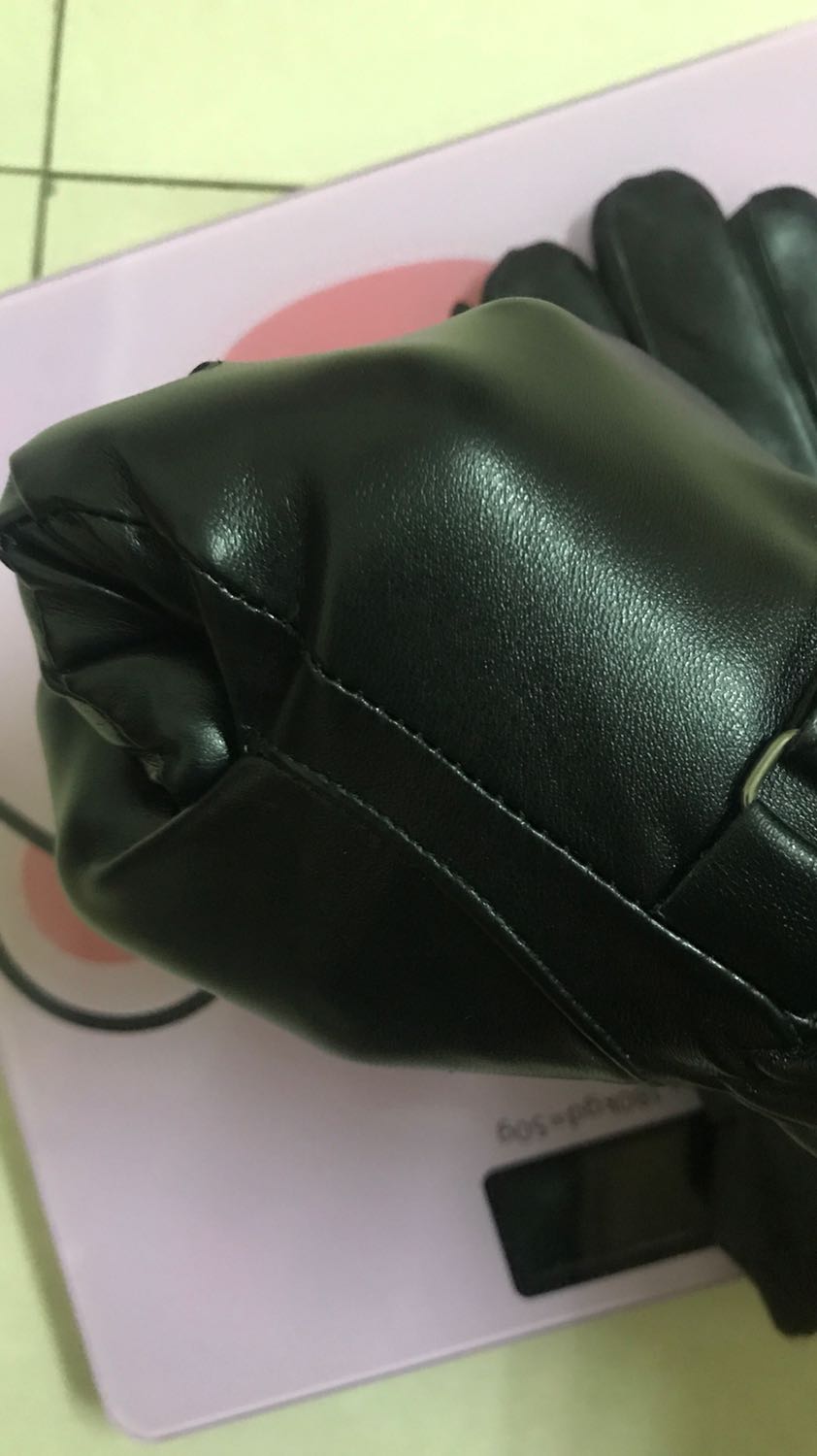 Găng tay da mềm. Bên trong có lớp lót mềm đeo thích ghê. Da chất hàng ok khỏi chê. Hàng mua trên tiki thấy chọn lọc hơn ít lỗi hơn các sàn khác. Càng mua càng thấy tin tưởng hơn. Ah sản phẩm vuốt điện thoại cảm ứng quá nuột luôn nữa ấy. Sẽ tiếp tục ủng hộ shop nếu có nhu cầu. Cảm ơn shop.