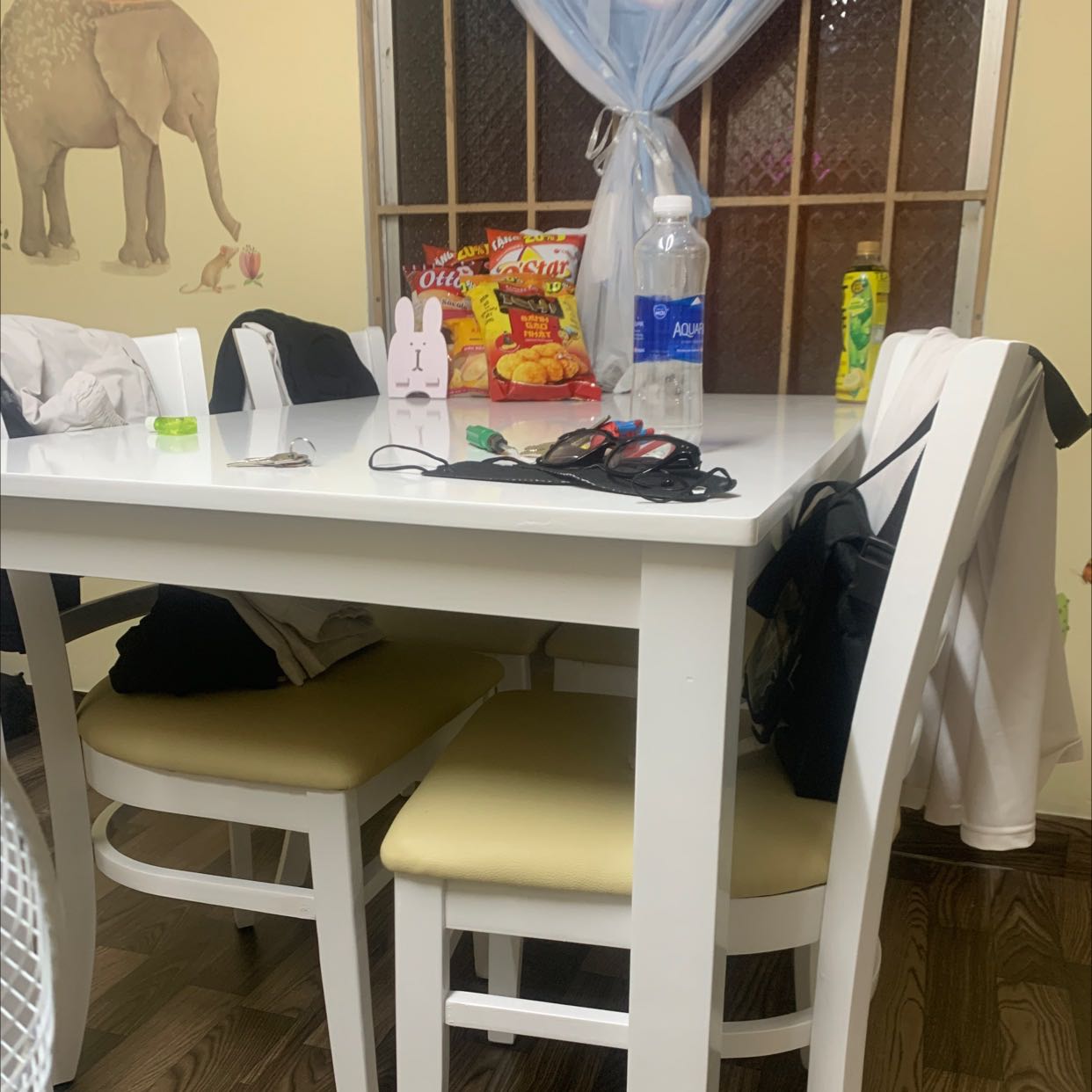 Nhân viên giao nhiệt tình. Bàn đẹp