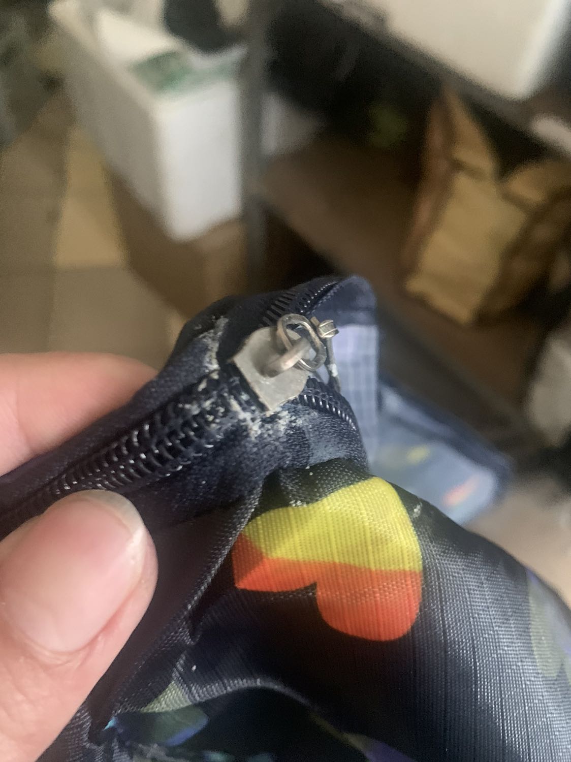 Sản phẩm ko tốt mới mua mà đã hỏng khoá và bị móc trắng như hình, hàng còn bị ướt nữa nói chung là ko ra gì mất tiền