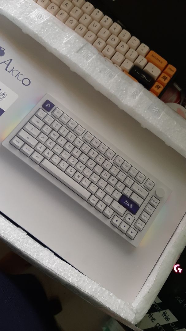 Bàn phím đẹp đúng mẫu, cảm giác gõ êm tai phụ kiện đầy đủ giao hàng nhanh sẽ ủng hộ tiếp
