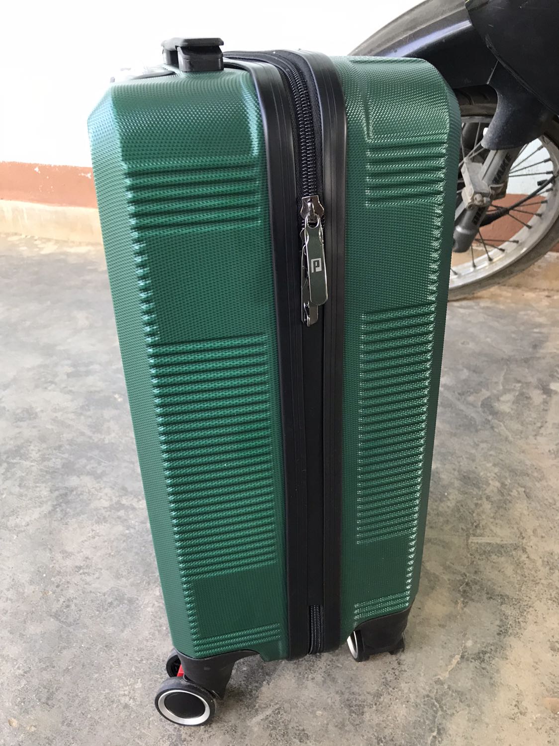 Vali màu sắc đậm hơn ảnh tí, nhựa hơi mỏng manh ọp ẹp, k có phần chân đế cao su bên 1 mặt vali để khi để vali nằm xuống lấy đồ ko bị trầy xước; biết thế mình mua cái túi bọc cho đỡ xước. Mình nghĩ mọi người nên thêm tiền mua con vali khác nhựa dày dặn chắc chắn hơn nha. Nếu có time quay lại mình sẽ thêm tiền mua con vali khác chắc chắn cứng cáp hơn. Phần lót trong mỏng, chỉ có 1 ngăn đựng đồ, k có nhiều ngăn phụ khác như vali khác, bất tiện. Phần tay cầm ko chắc chắn