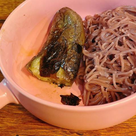 Bát đẹp lắm luôn, dày, nặng, màu đẹp, đúng như mình mong đợi. Shop gói hàng kĩ vô cùng, 2 lớp bìa cứng rồi 2 lớp nilong bong bóng quấn mấy vòng nữa, ở ngoài còn có cảnh báo hàng dễ vỡ. Chất lượng xứng đáng với giá tiền, mọi người nên mua.