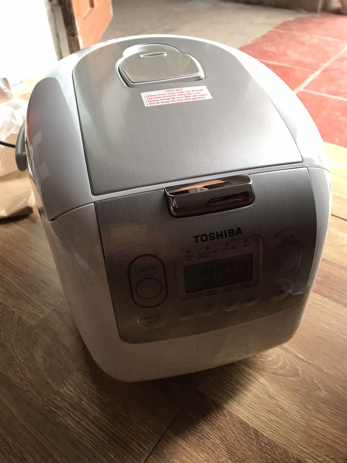 Giao hàng nhanh chóng đóng gói chỉ có thêm lớp nilong bao ngoài quanh hộp đựng. Sản phẩm nhận được còn nguyên vẹn, sản phẩm mới, đăng kí bảo hành còn đủ 12 tháng luôn nhé. Lòng nồi dày cầm nặng tay. Do đã có người thân sử dụng 1 thời gian thấy nấu ngon và giữ nóng lâu nên quyết định mua loại này của hãng. Giao hàng nhanh chóng đóng gói chỉ có thêm lớp nilong bao ngoài quanh hộp đựng. Sản phẩm nhận được còn nguyên vẹn, sản phẩm mới, đăng kí bảo hành còn đủ 12 tháng luôn nhé. Lòng nồi dày cầm nặng tay. Do đã có người thân sử dụng 1 thời gian thấy nấu ngon và giữ nóng lâu nên quyết định mua loại này của hãng.