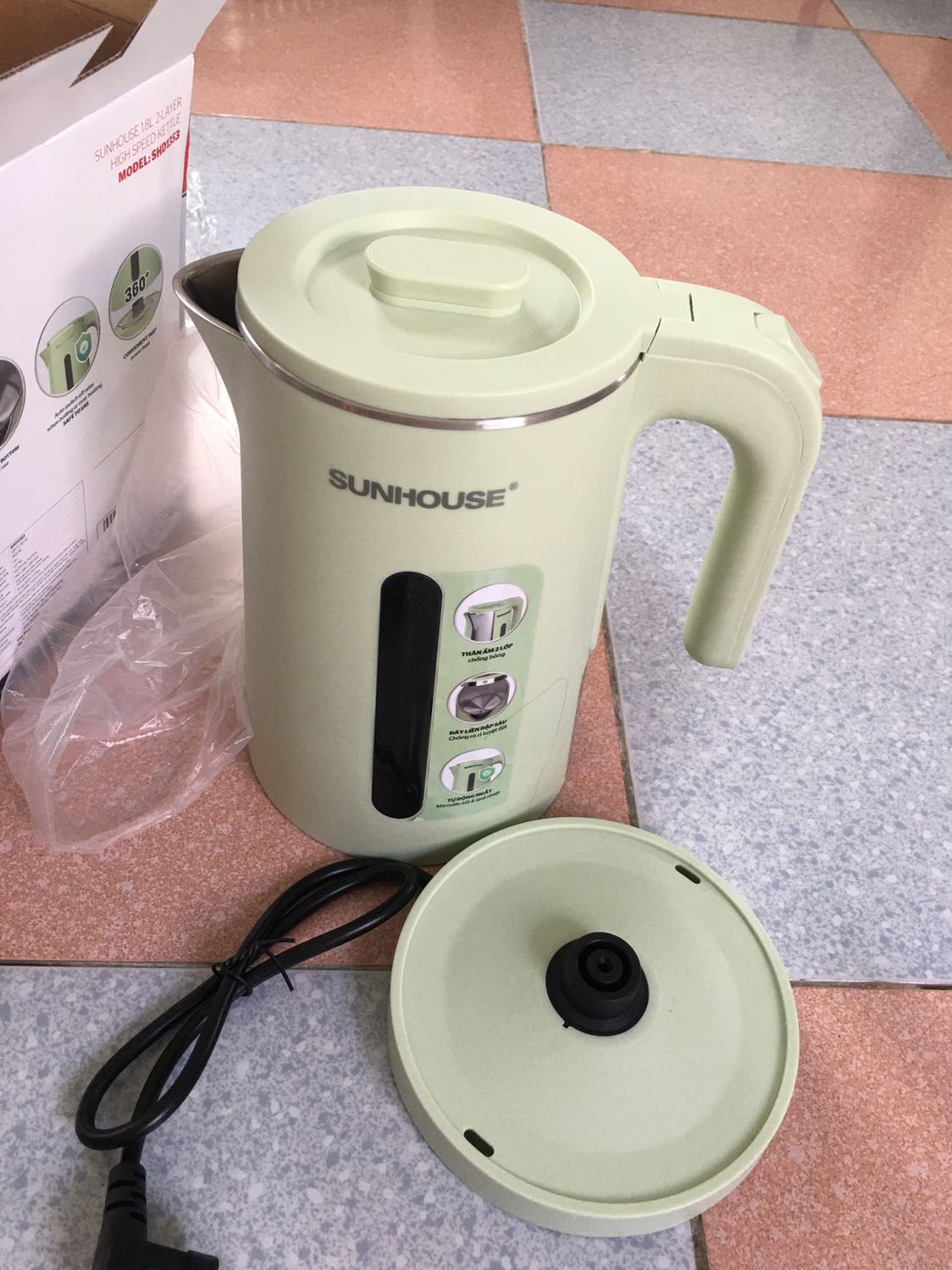 Bình to, màu xanh pastel rất đẹp.
Đun sôi 3 lần rồi đổ đi, dùng nước từ lần đun thứ 4, nước ko có mùi nhựa hay gì hết. 
Bình sôi nhanh, êm, ko bị quá ồn. 
Bình tự nhảy công tắc off khi nước sôi. 
Tiki giao hàng nhanh, cẩn thận.