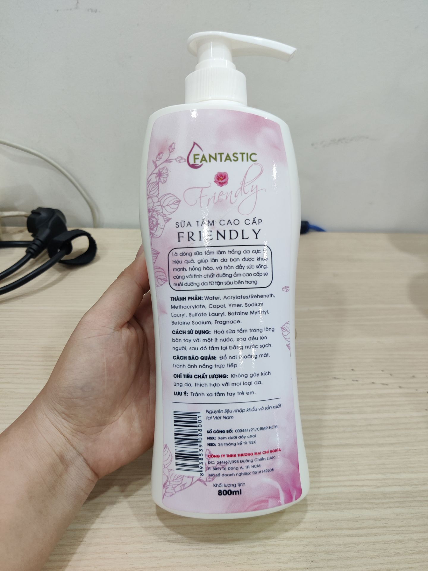 Sữa tắm thơm lắm luôn, chai to, đóng gói chắc chắn, lại còn được tặng kèm khẩu trang xịn sò nữa