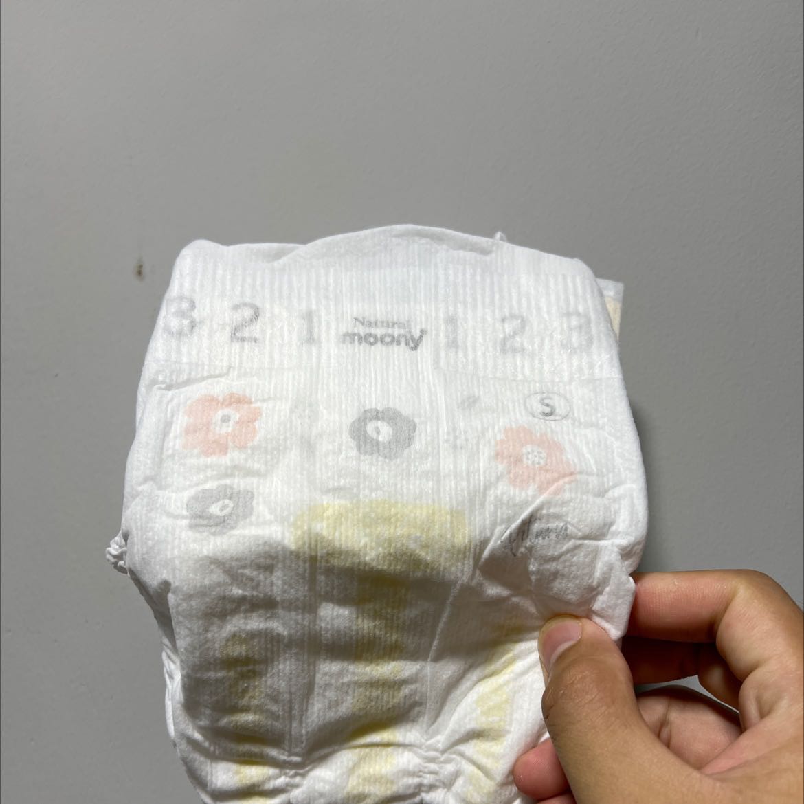 Mình hay mua mall bên *** nay mua bên này cảm giác tả giả còn xài có mấy miếng bị hâm. Mua lần 2 bịch g đành bỏ k dám xài