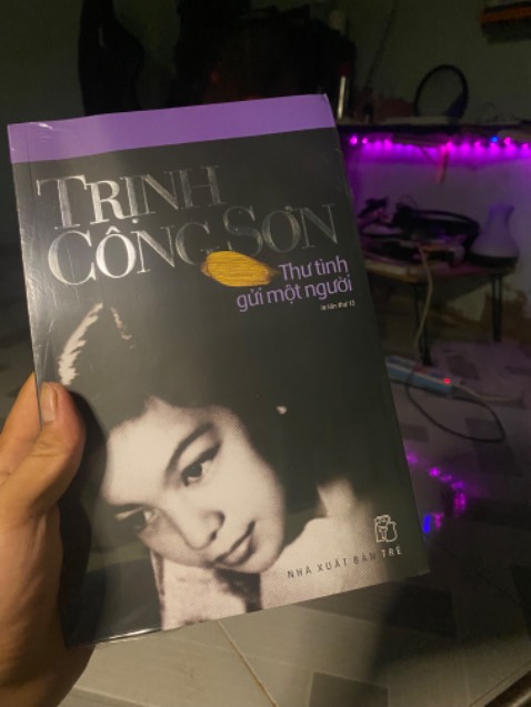Một quyển sách dành cho người hoài niệm, thích tình thơ - mơ - mộng 

Mình đã mua lần thứ hai 
“
Như một loài hoa dại buổi chiều trên đồi anh bắt gặp héo úa. Có ai nhìn thấy ai đâu, trong những lúc quạnh hiu nhất mình chỉ còn cho mình khoảng không hun hút trước mặt mà soi cho cùng khắp những hư ảo của đời mình. Ánh ơi, Ánh ơi, anh đã nói gì thế.”